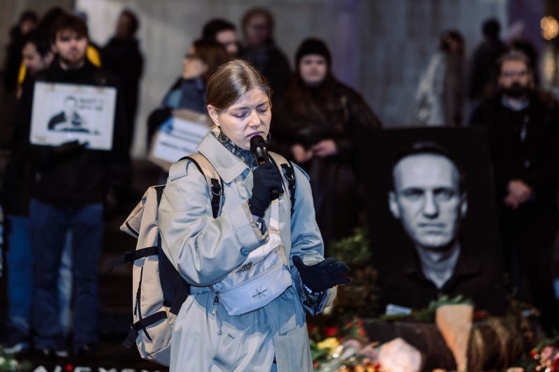 Droevige Navalny Herdenking op de Dam in Amsterdam