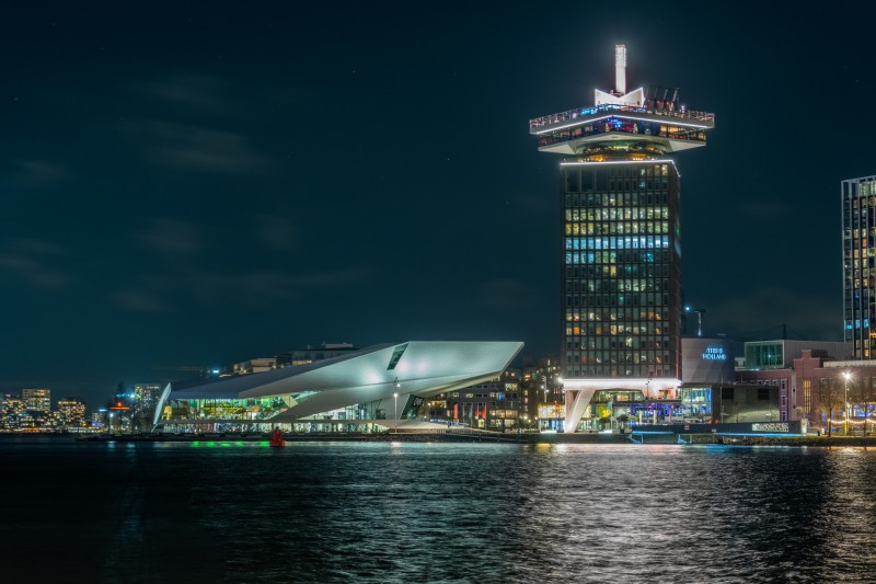 Het IJ bij nacht: Shell-toren en Eye Filmmuseum