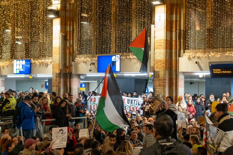 Nieuwsfoto: Pro-Palestina sit-in in de hal van het Centraal Station in Amsterdam