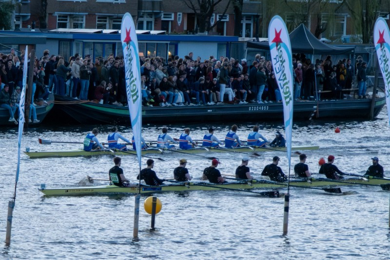 Heineken Roeivierkamp op de Amstel: technisch niet erg geweldig (sterk gecropt, weinig licht, hoog ISO), maar wel lekker dynamisch beeld